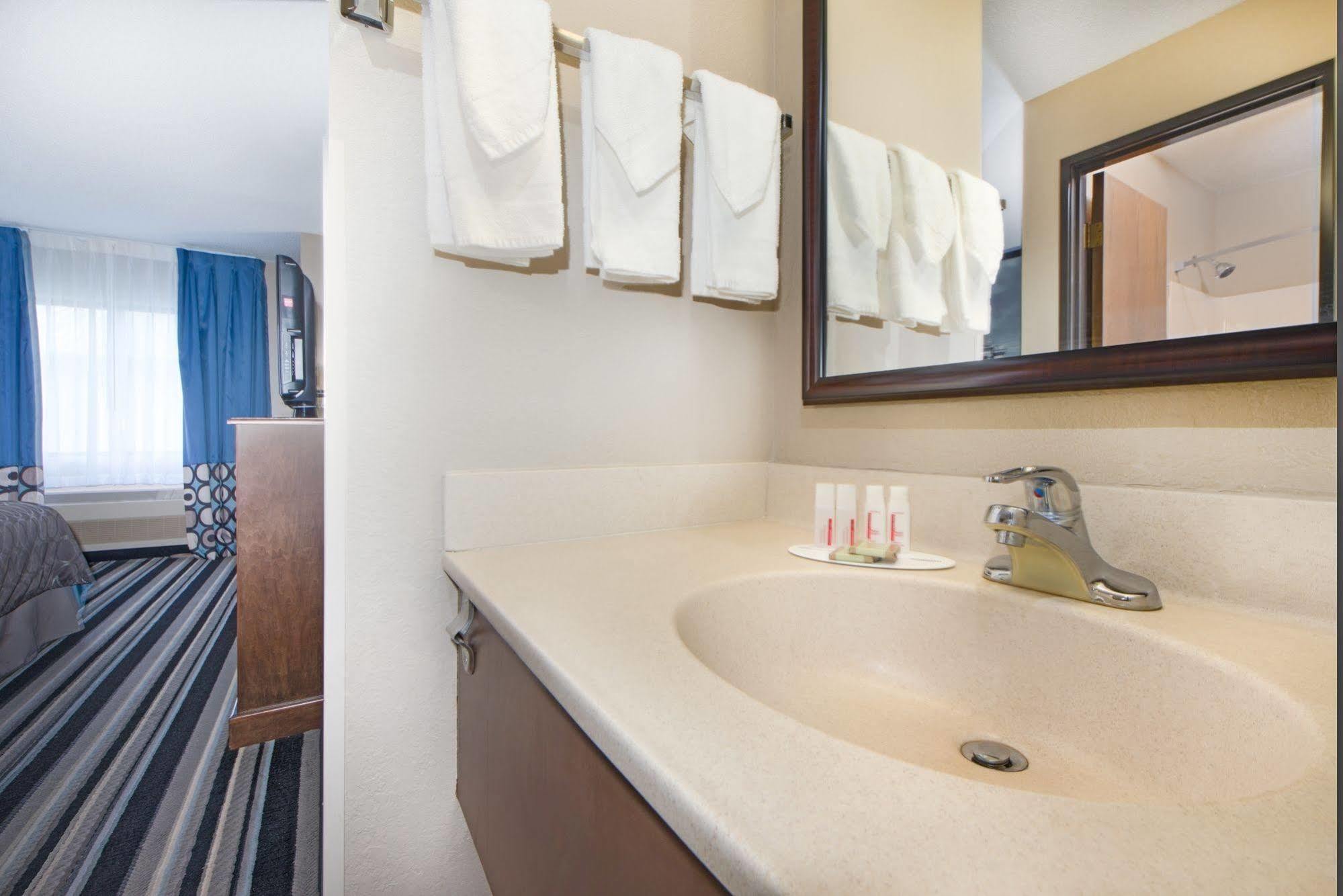 ซูเปอร์ 8 บาย วินด์แฮม แฟร์ฟิลด์ Hotel Fairfield ภายนอก รูปภาพ